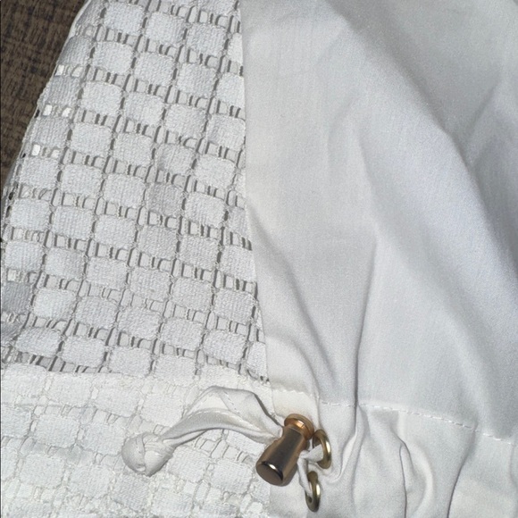 Chic White DKNY Short-Sleeve Top with Sheer Grid Accents - Size M - Picture 6 of 9
